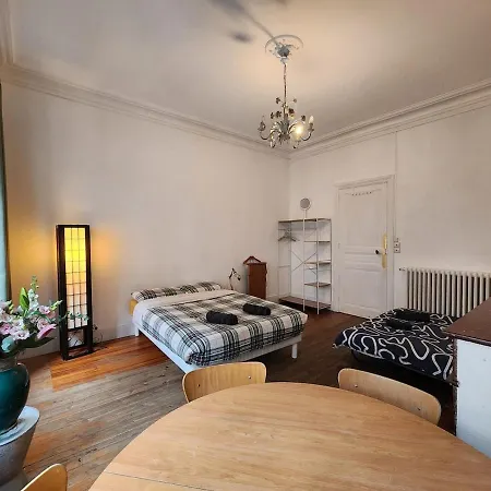 Apartment Zen Rustic & Private Backyard Center